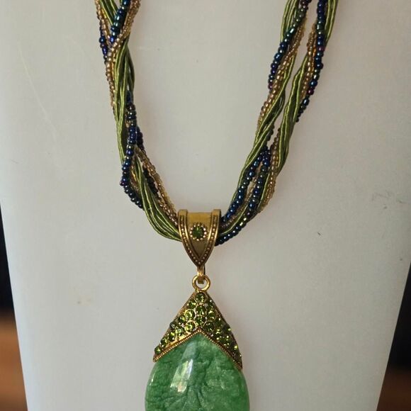 Women's green multi strand necklace boho like new - Picture 3 of 4